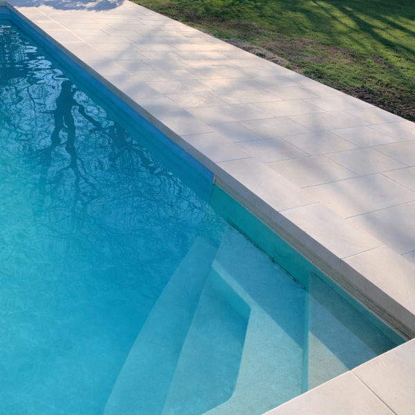 Margelle de piscine en pierre de France claire – chant droit – largeur 30 cm – Épaisseur 3 cm – prix au mètre linéaire