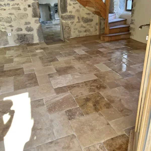 Dallage antique de france en travertin Bombé format opus romain sol intérieur