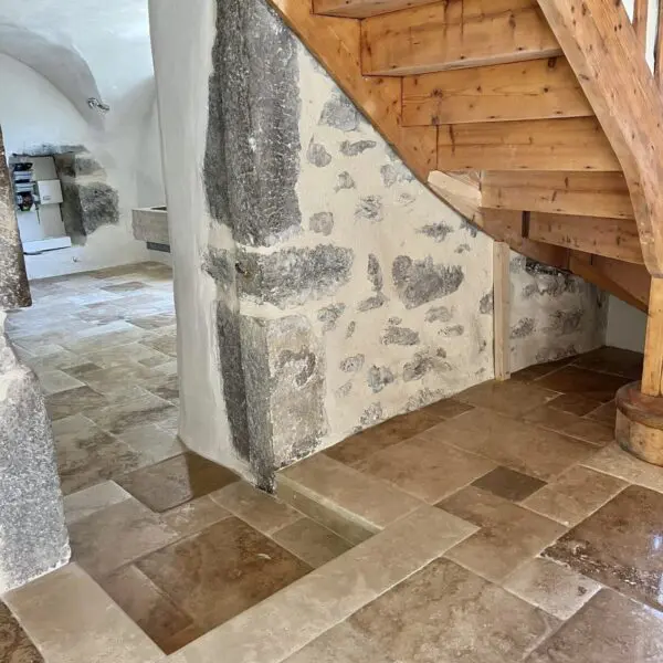 Dallage travertin vieilli bombé patiné à la main 61 x 40,6 cm sol intérieur