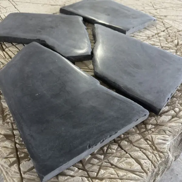 dallage pierre noire vieilli et patiné à la main – sol intérieurs Élégant – prix au m² opus incertum