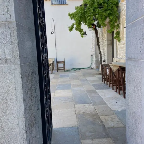 dallage en pierre naturelle montagnac b2, finition vieilli et patiné à la main – toutes nuances de beige et gris – intérieur & extérieur – prix au m²