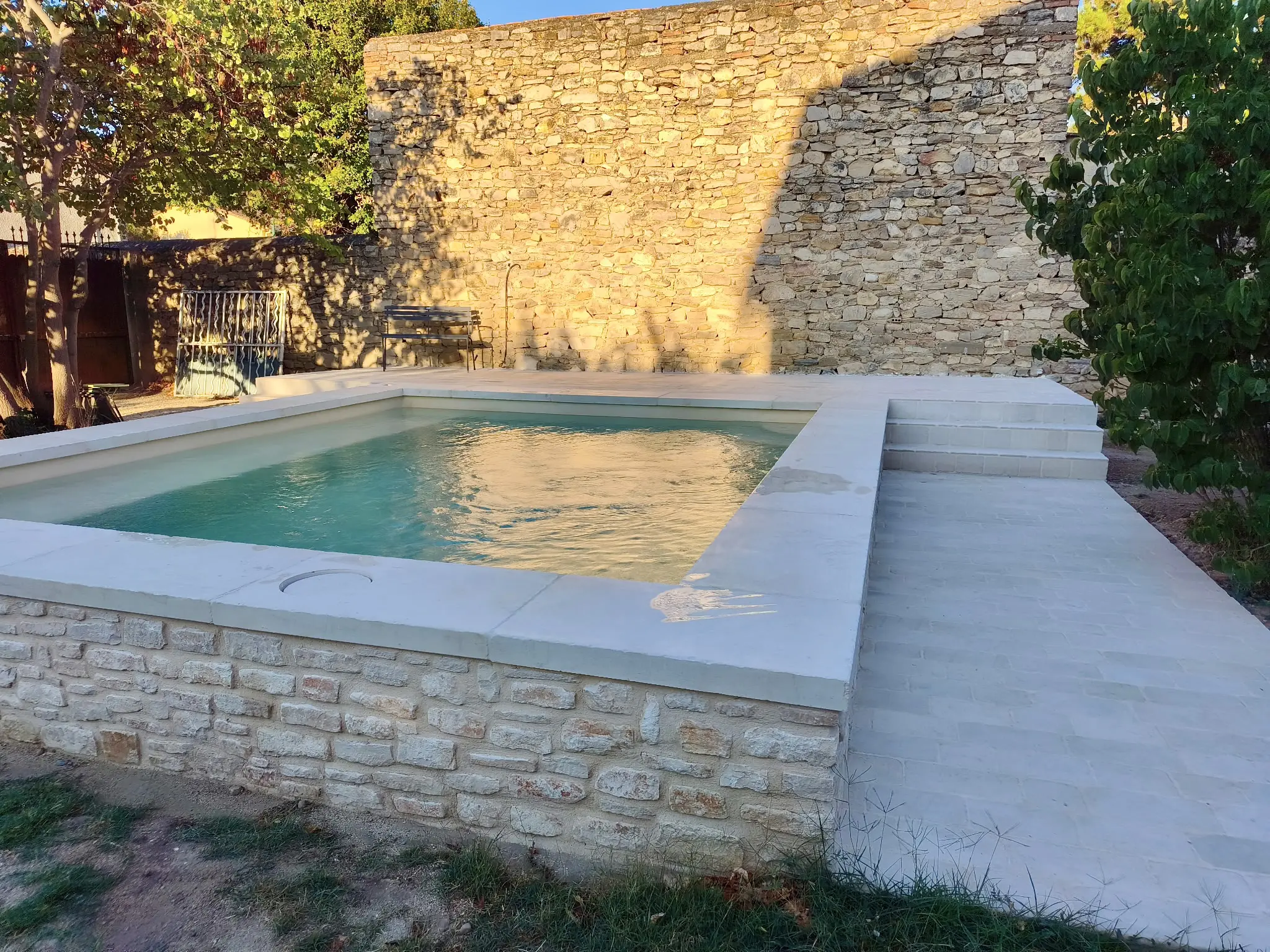margelle bassin pierre du périgord crème (prix au ml)