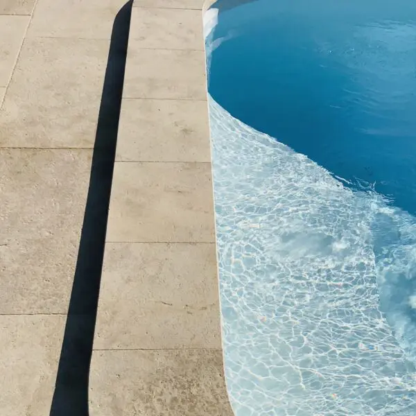margelle de piscine en pierre du périgord dorée – finition chant droit – Épaisseur 3 cm – prix au mètre linéaire