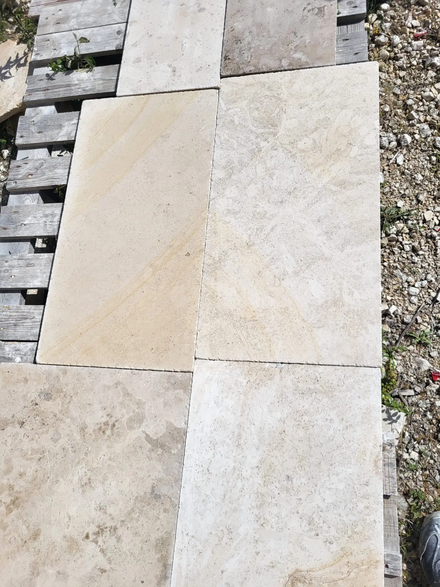 Dallage pierre naturelle du périgord grand mélange vieilli – bandes longueurs libres 40 cm – Épaisseur 1,5 cm (prix au m²)
