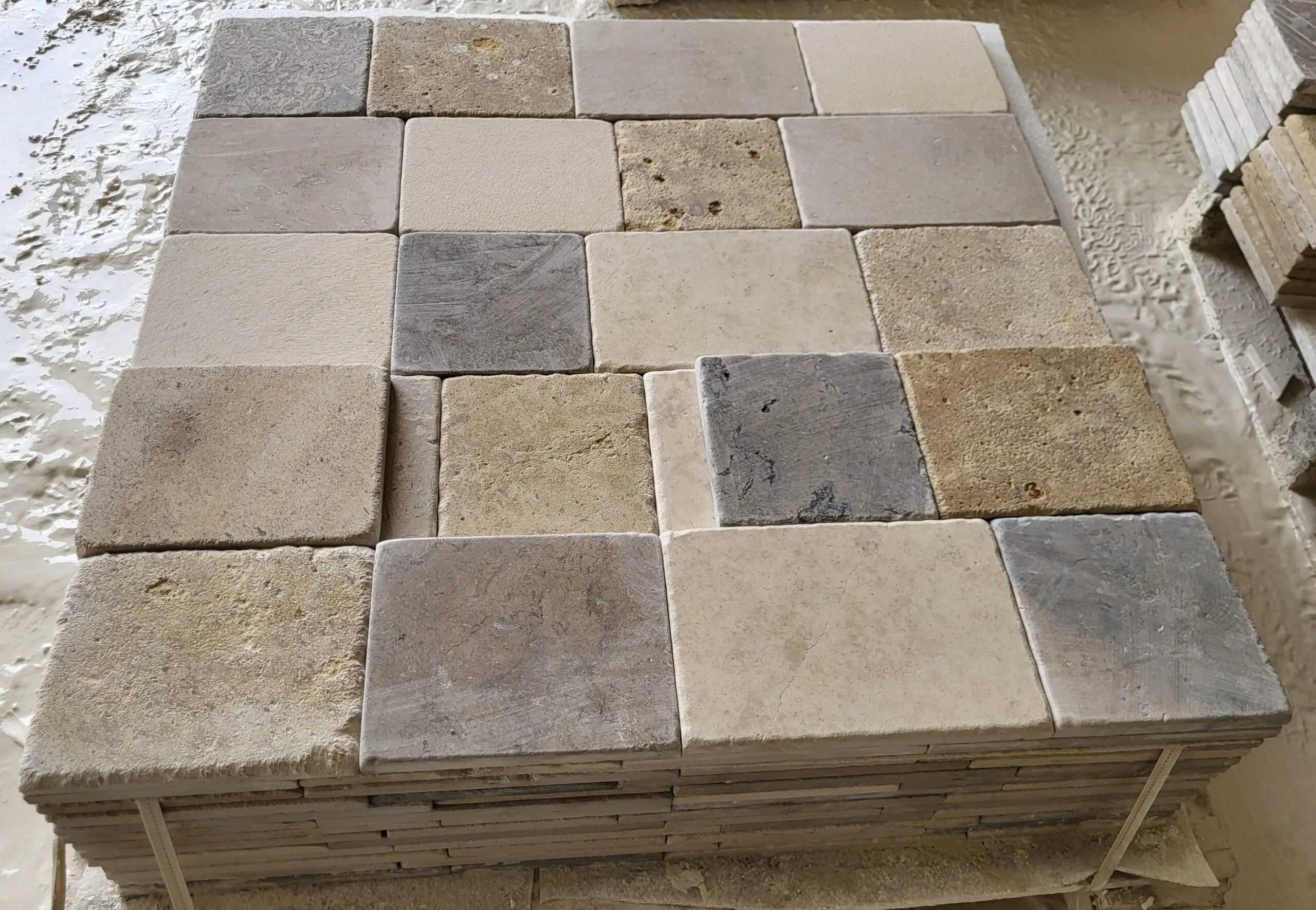 dallage pierre naturelle du périgord grand mélange vieilli – bandes longueurs libres 40 cm – Épaisseur 1,5 cm (prix au m²)