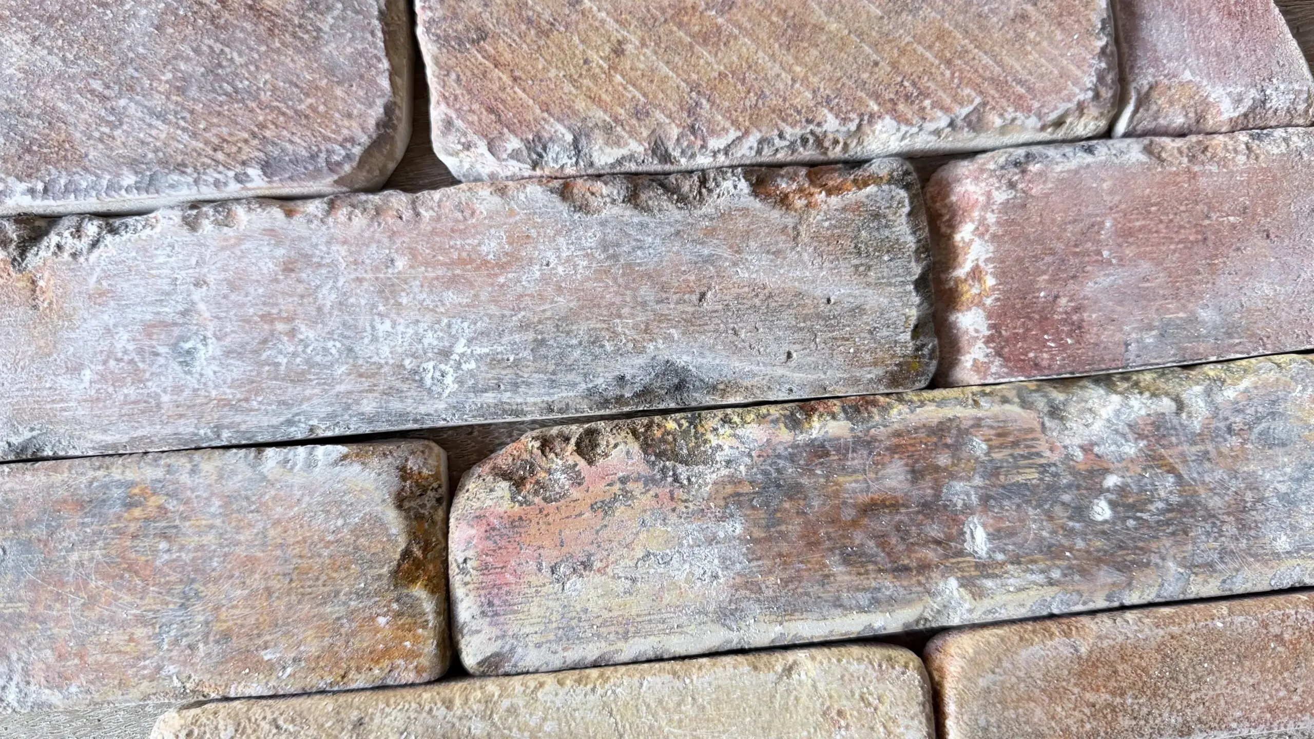 brique en pierre naturelle antica – parement aspect brique ancienne 22 × 5 × 1,5 cm (prix à la pièce)