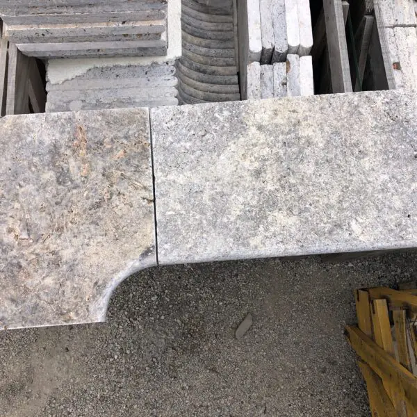 margelle travertin gris silver chant 1/2 rond (prix à la pièce)