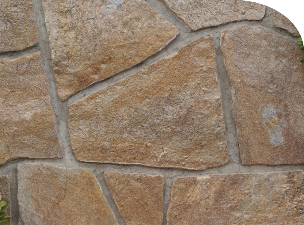 Quartzite brun et or en opus incertum